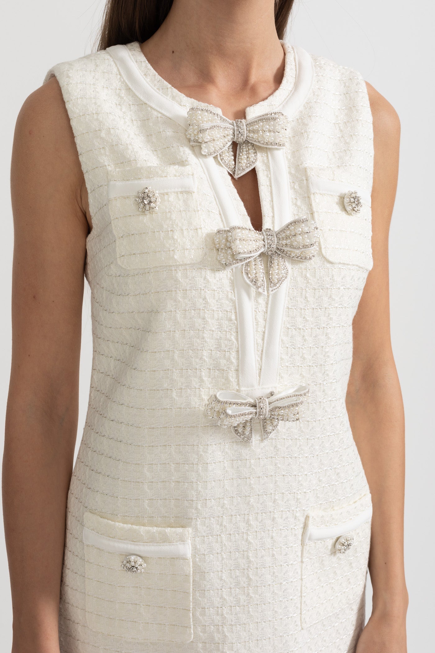 Vestido Texturizado Sem Mangas Com Laços Decorados em Metal - Branco