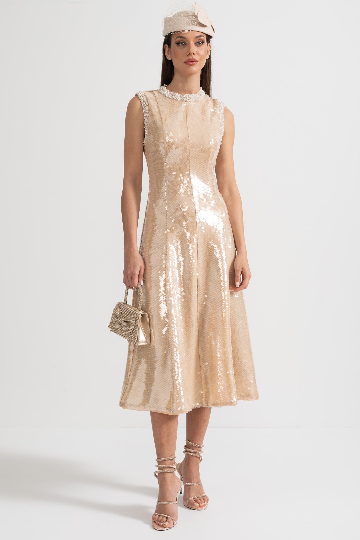 Vestido Elegante de Lantejoulas com Aplicações de Pérolas Brancas - Bege