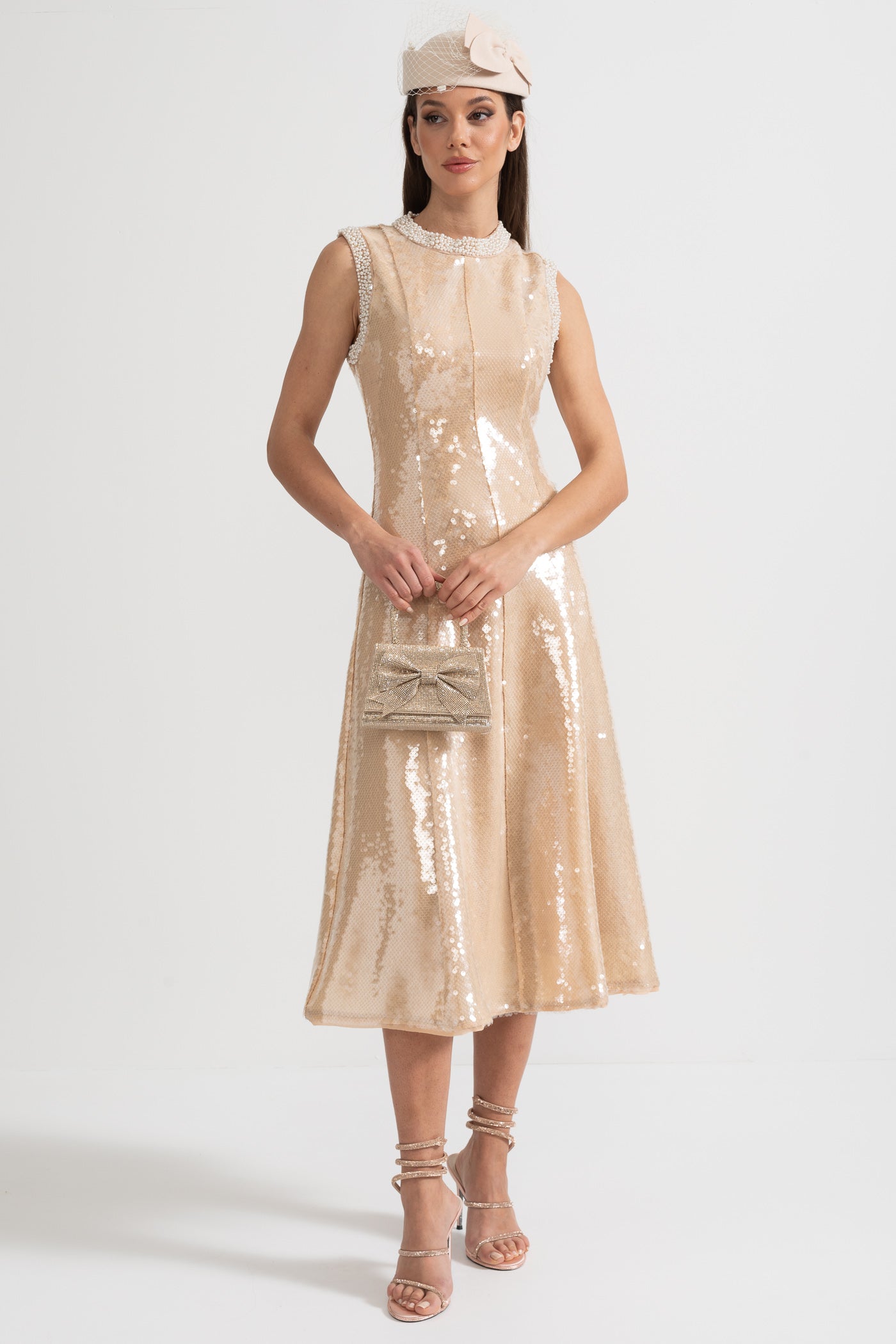 Vestido Elegante de Lantejoulas com Aplicações de Pérolas Brancas - Bege
