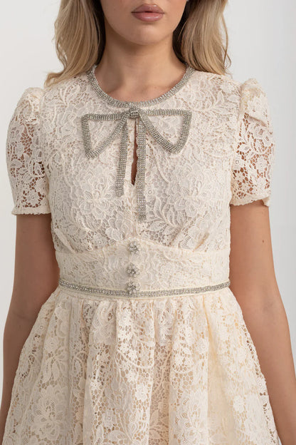 Vestido de Renda de Manga Curta com Decote Redondo e Laço Decorativo - Ivoire