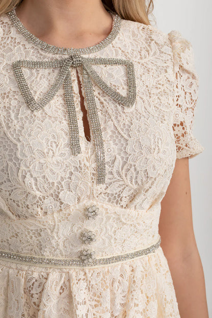 Vestido de Renda de Manga Curta com Decote Redondo e Laço Decorativo - Ivoire