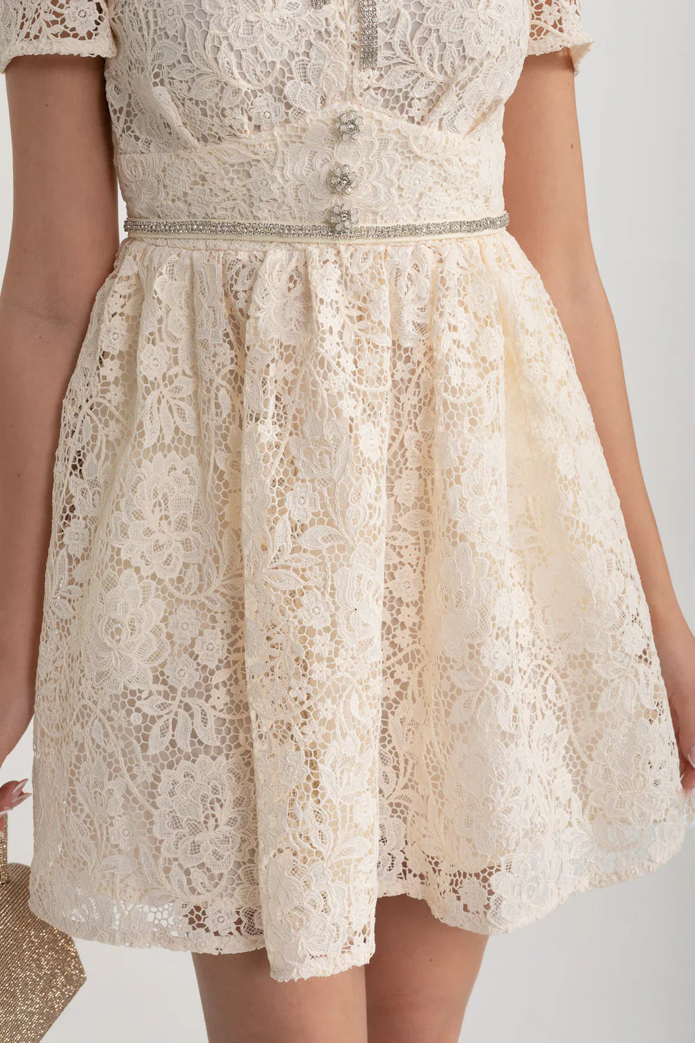 Vestido de Renda de Manga Curta com Decote Redondo e Laço Decorativo - Ivoire