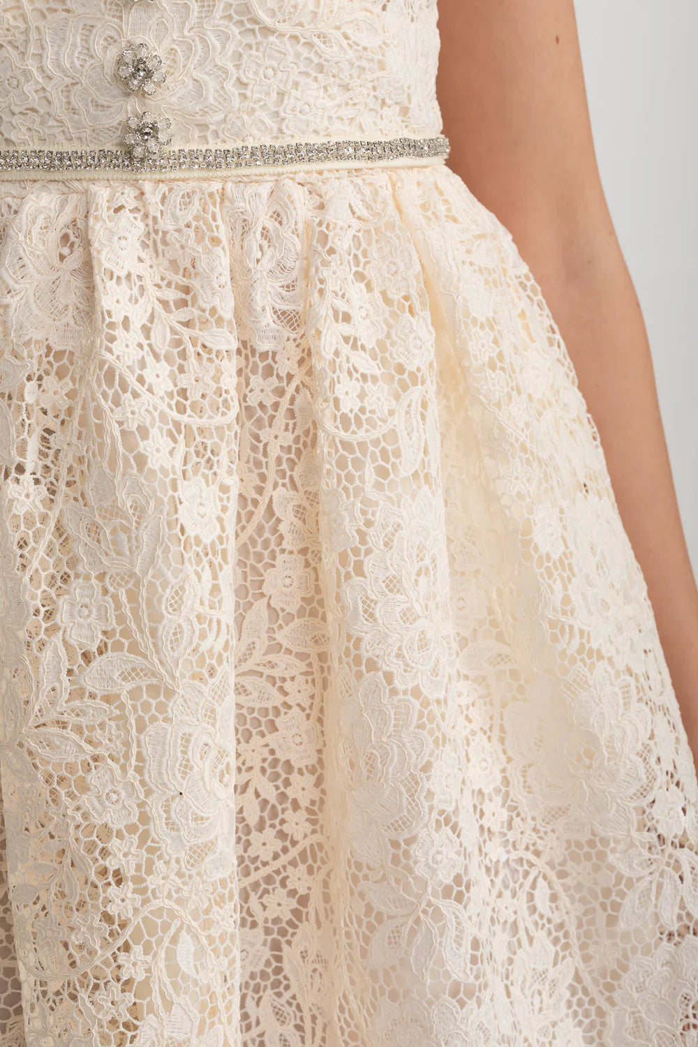 Vestido de Renda de Manga Curta com Decote Redondo e Laço Decorativo - Ivoire