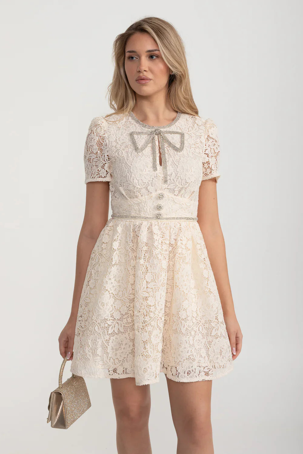 Vestido de Renda de Manga Curta com Decote Redondo e Laço Decorativo - Ivoire