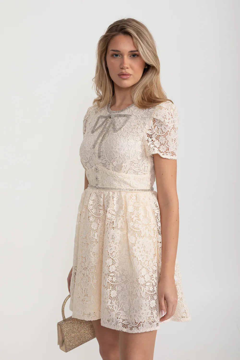 Vestido de Renda de Manga Curta com Decote Redondo e Laço Decorativo - Ivoire