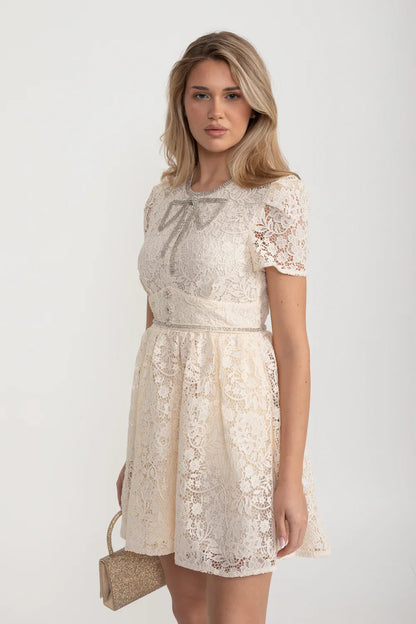 Vestido de Renda de Manga Curta com Decote Redondo e Laço Decorativo - Ivoire