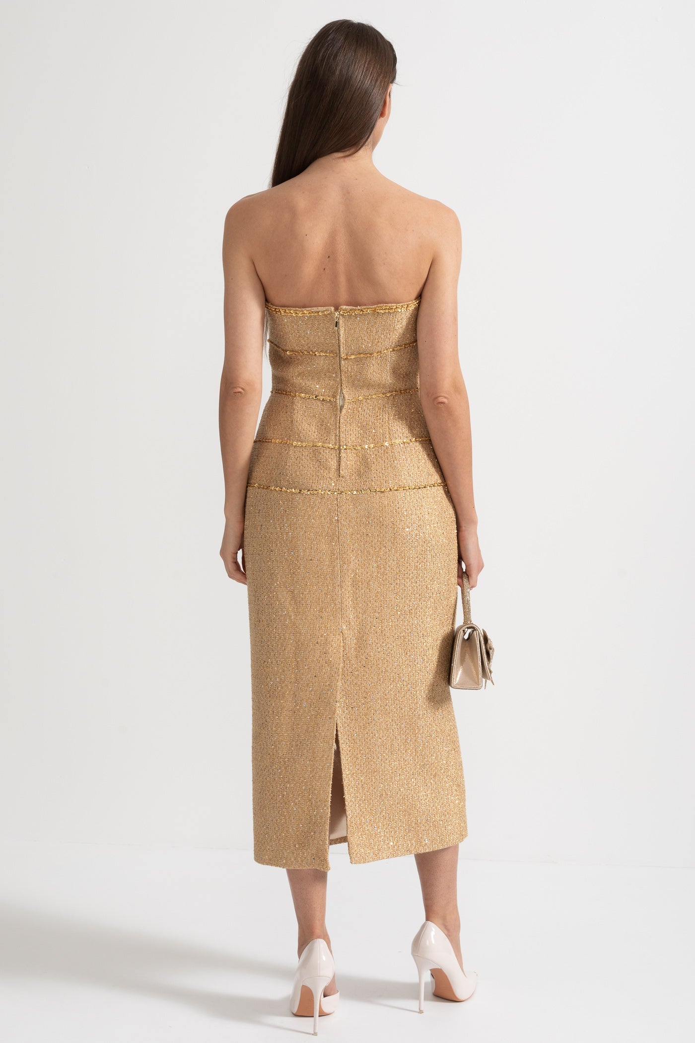 Vestido Texturizado Sem Alças Com Apliques Decorativos de Lantejoulas e Laços Brilhantes - Dourado