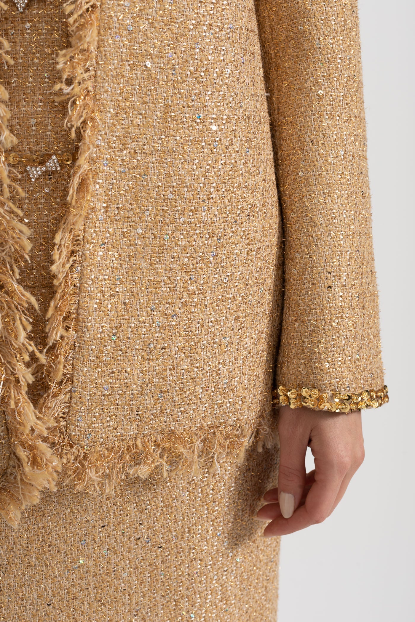 Casaco de Tweed Texturizado com Intricadas Aplicações de Lantejoulas e Acentos de Franjas - Dourado