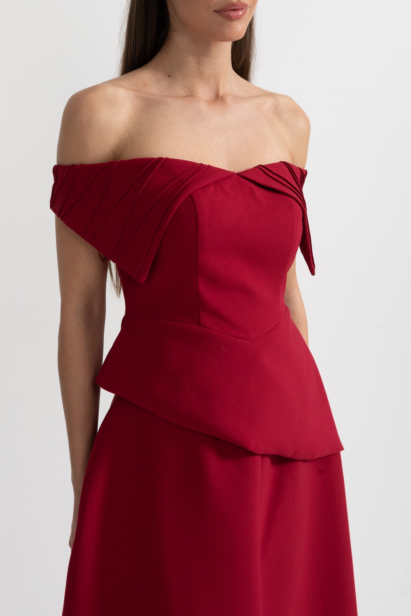 Conjunto Off-Shoulder Com Topo Com Detalhe Plissado E Saia Midi Com Acento De Fenda Frontal - Vermelho