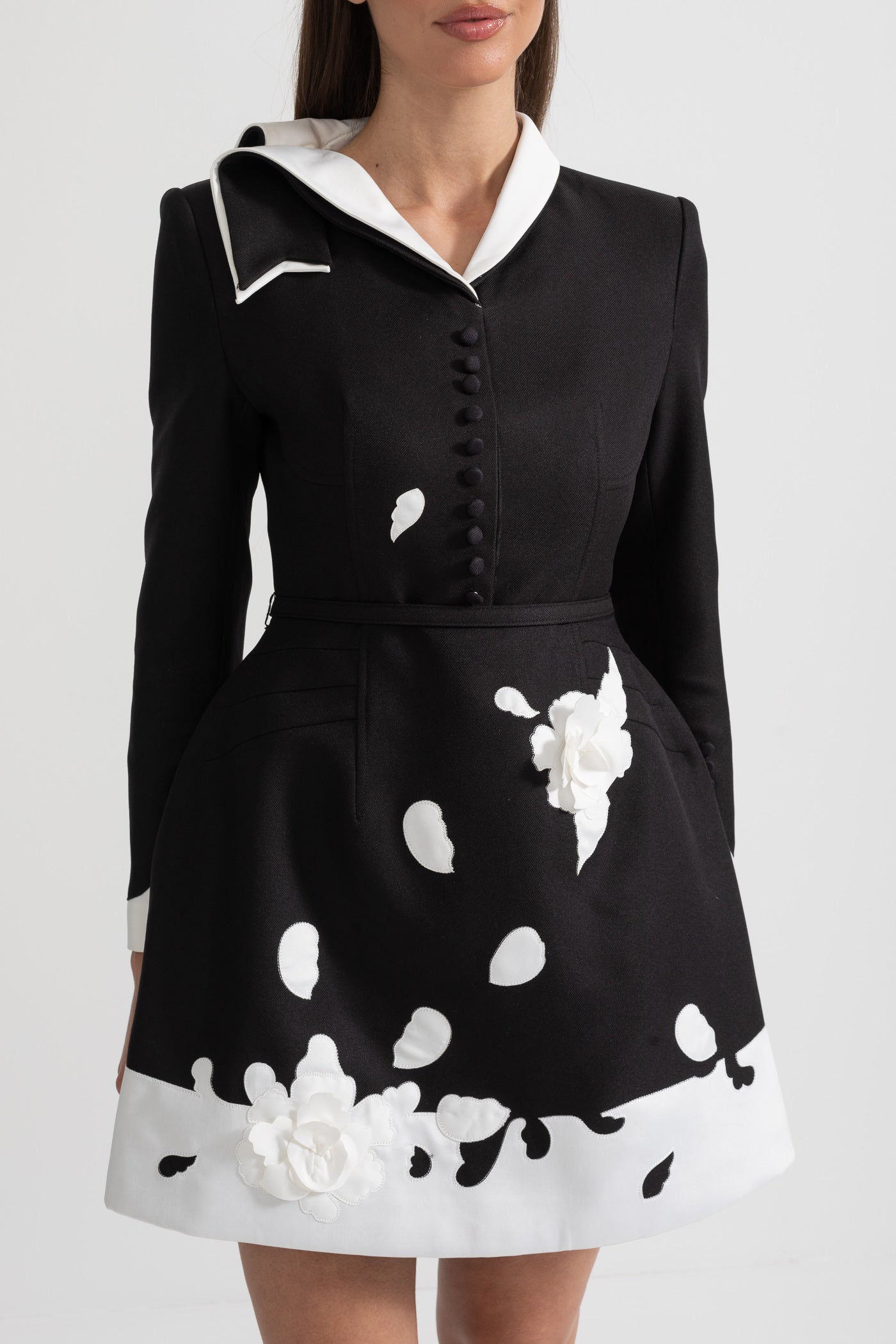 Vestido Floral Decorado Com Gola Branca Contraste E Flores De Tecido Decorativas - Preto