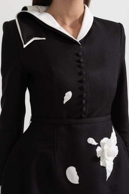 Vestido Floral Decorado Com Gola Branca Contraste E Flores De Tecido Decorativas - Preto