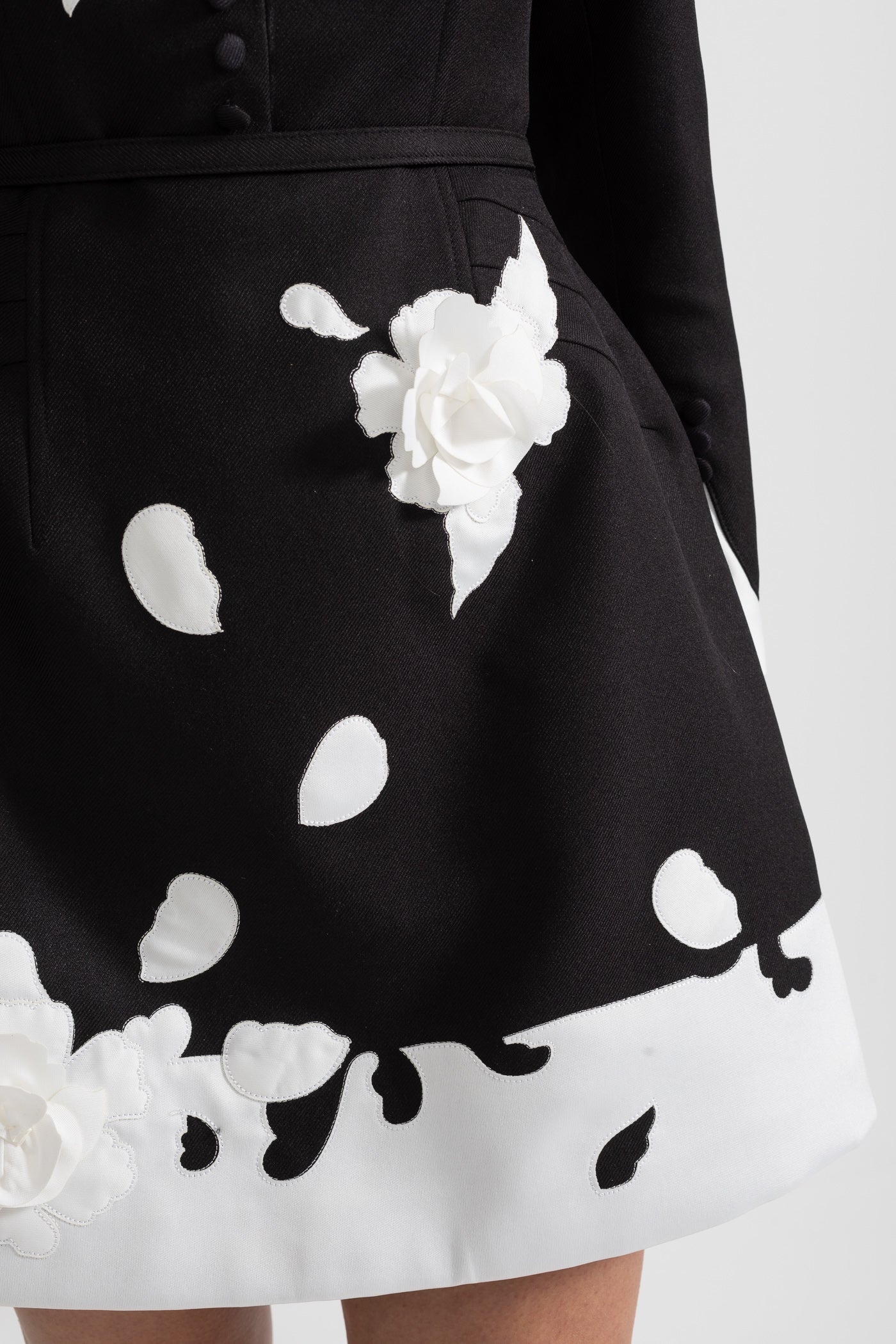 Vestido Floral Decorado Com Gola Branca Contraste E Flores De Tecido Decorativas - Preto