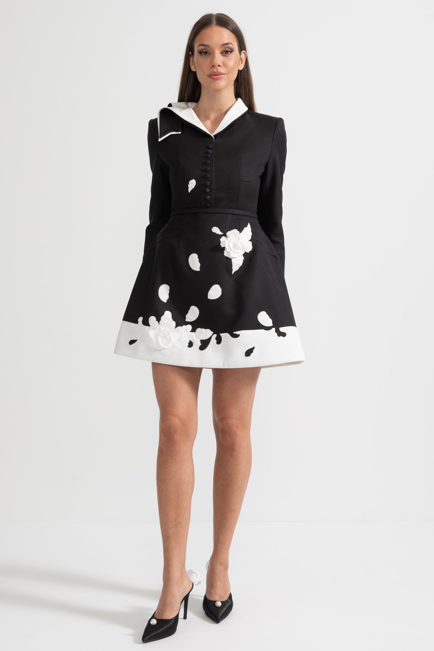 Vestido Floral Decorado Com Gola Branca Contraste E Flores De Tecido Decorativas - Preto