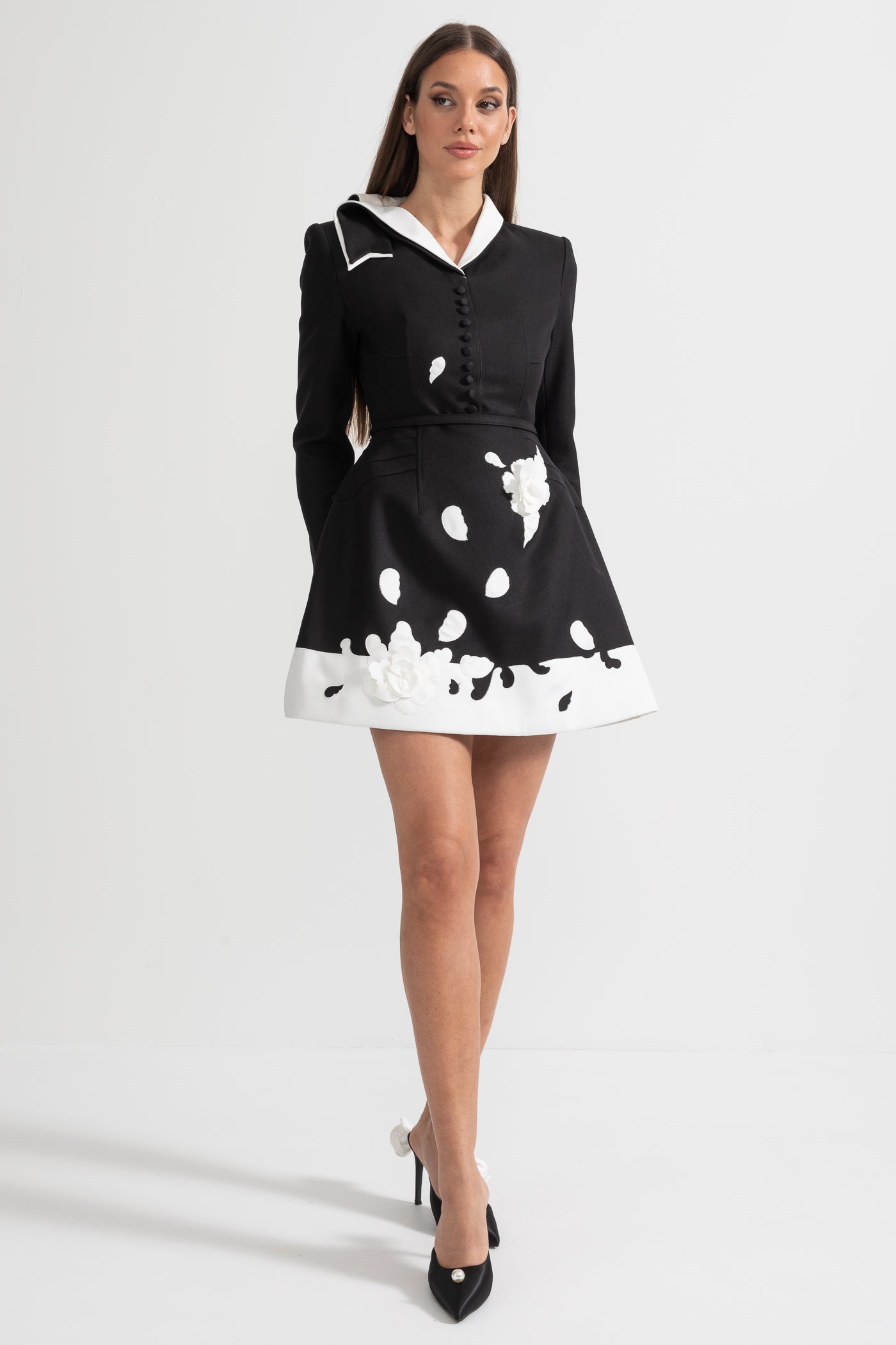 Vestido Floral Decorado Com Gola Branca Contraste E Flores De Tecido Decorativas - Preto