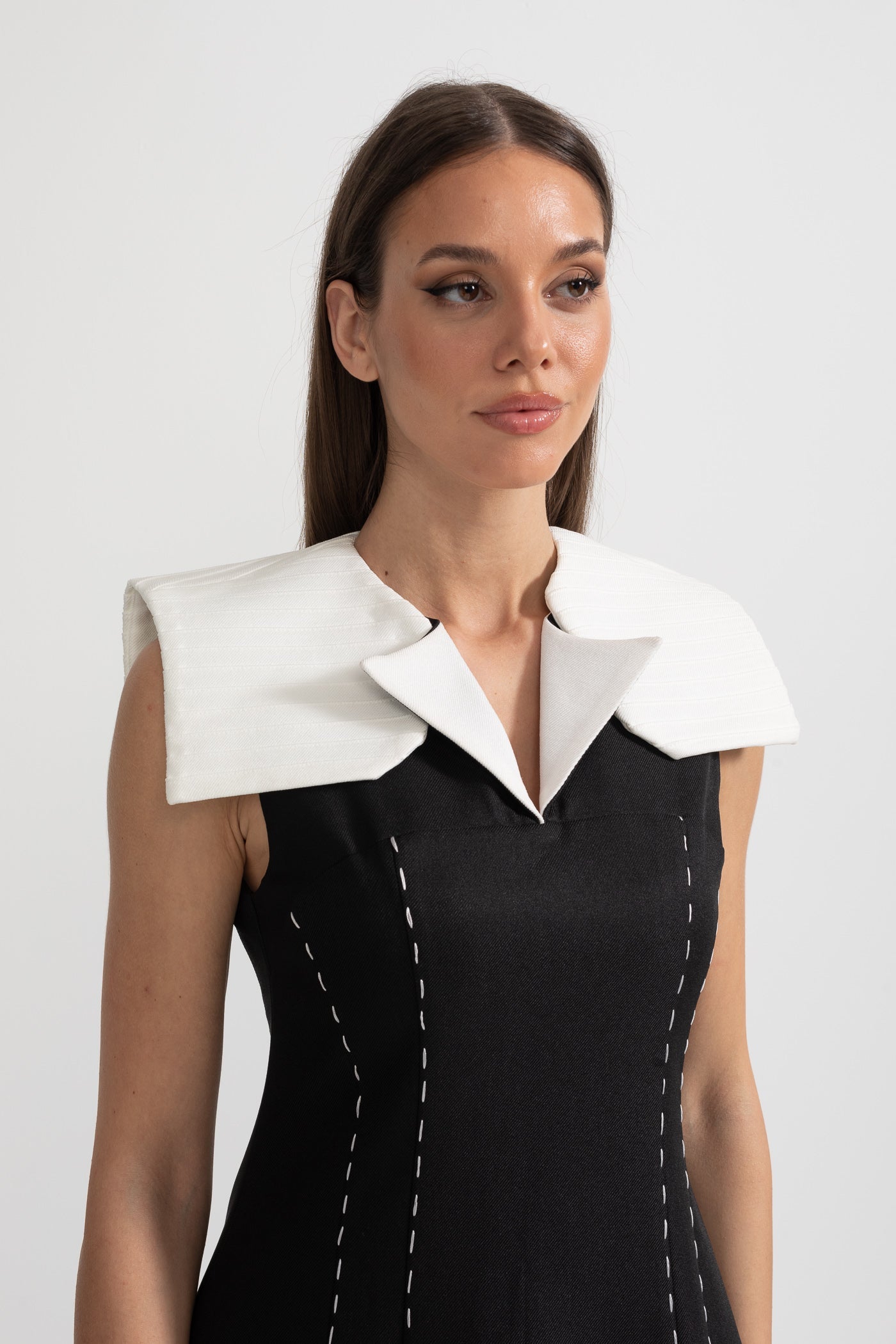 Vestido Midi Sem Mangas com Costura Contrastante e Ombros Brancos Oversized - Preto