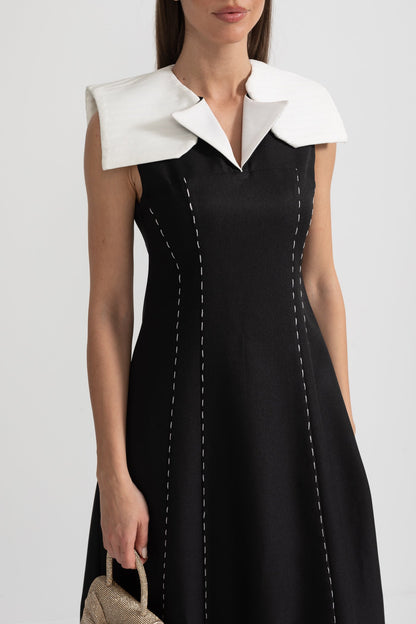 Vestido Midi Sem Mangas com Costura Contrastante e Ombros Brancos Oversized - Preto