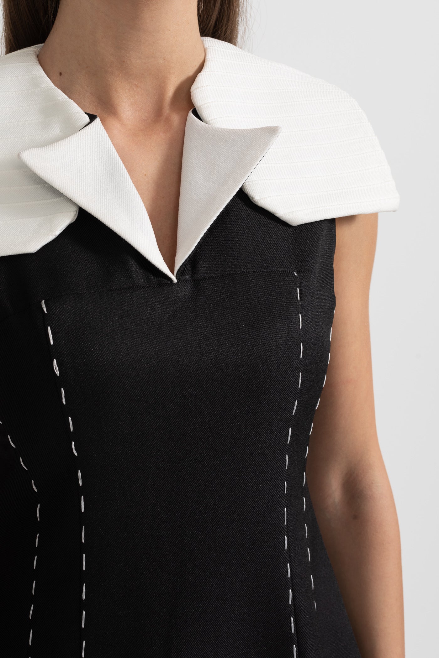 Vestido Midi Sem Mangas com Costura Contrastante e Ombros Brancos Oversized - Preto