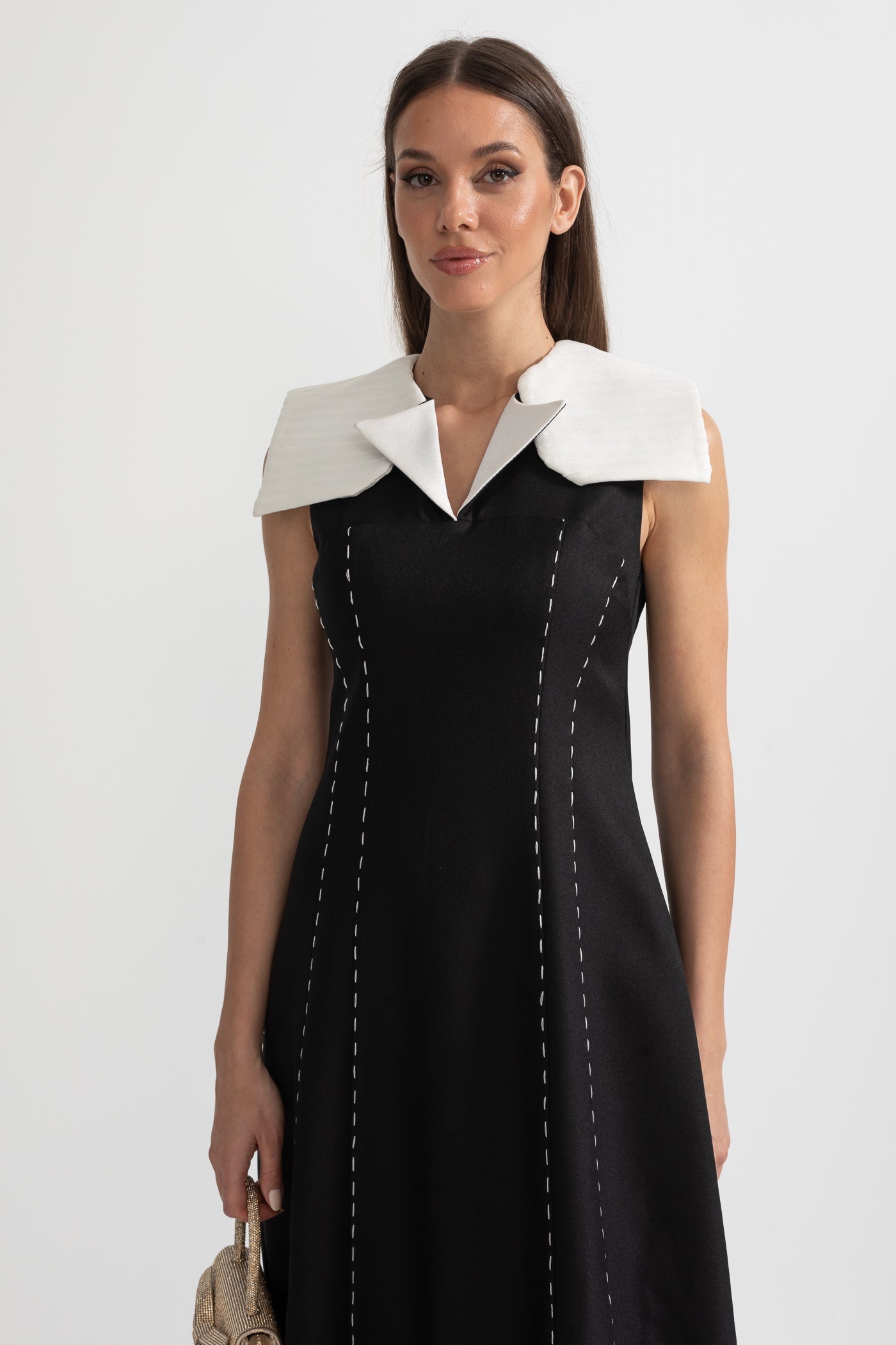 Vestido Midi Sem Mangas com Costura Contrastante e Ombros Brancos Oversized - Preto