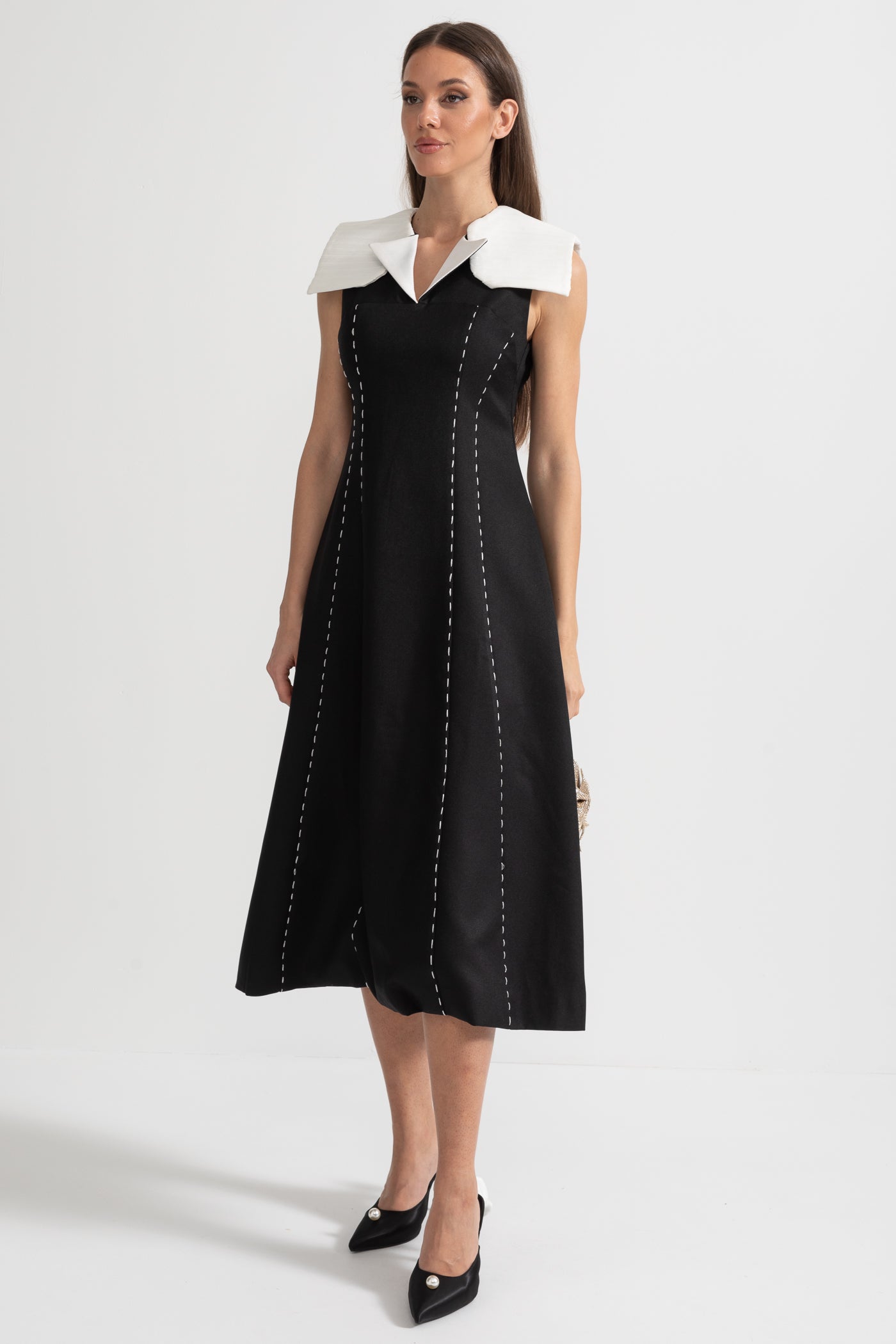 Vestido Midi Sem Mangas com Costura Contrastante e Ombros Brancos Oversized - Preto