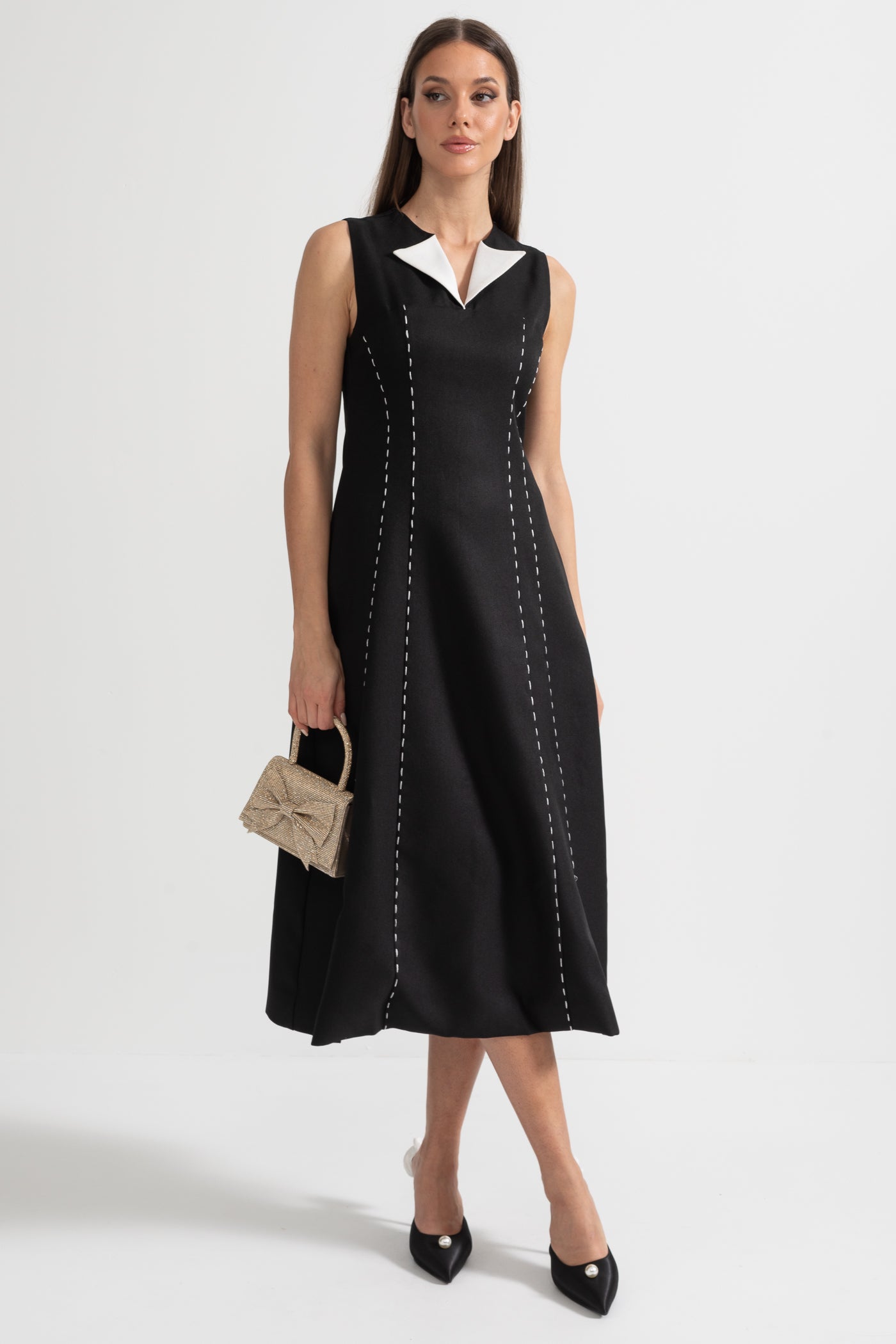 Vestido Midi Sem Mangas com Costura Contrastante e Ombros Brancos Oversized - Preto