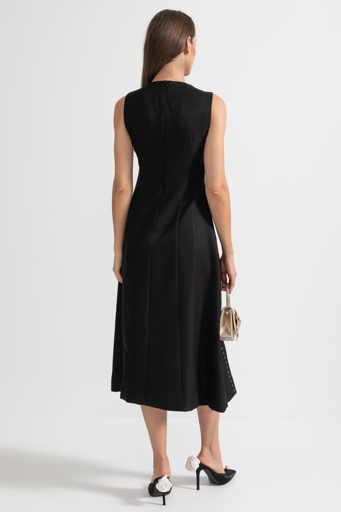 Vestido Midi Sem Mangas com Costura Contrastante e Ombros Brancos Oversized - Preto
