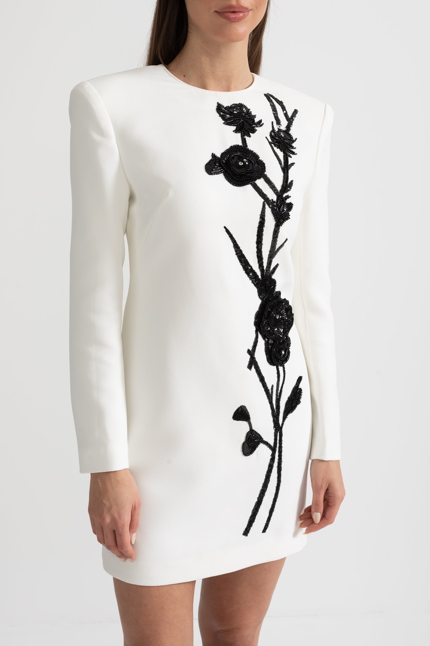 Vestido Mini de Manga Longa com Bordado Floral Contrastante - Branco