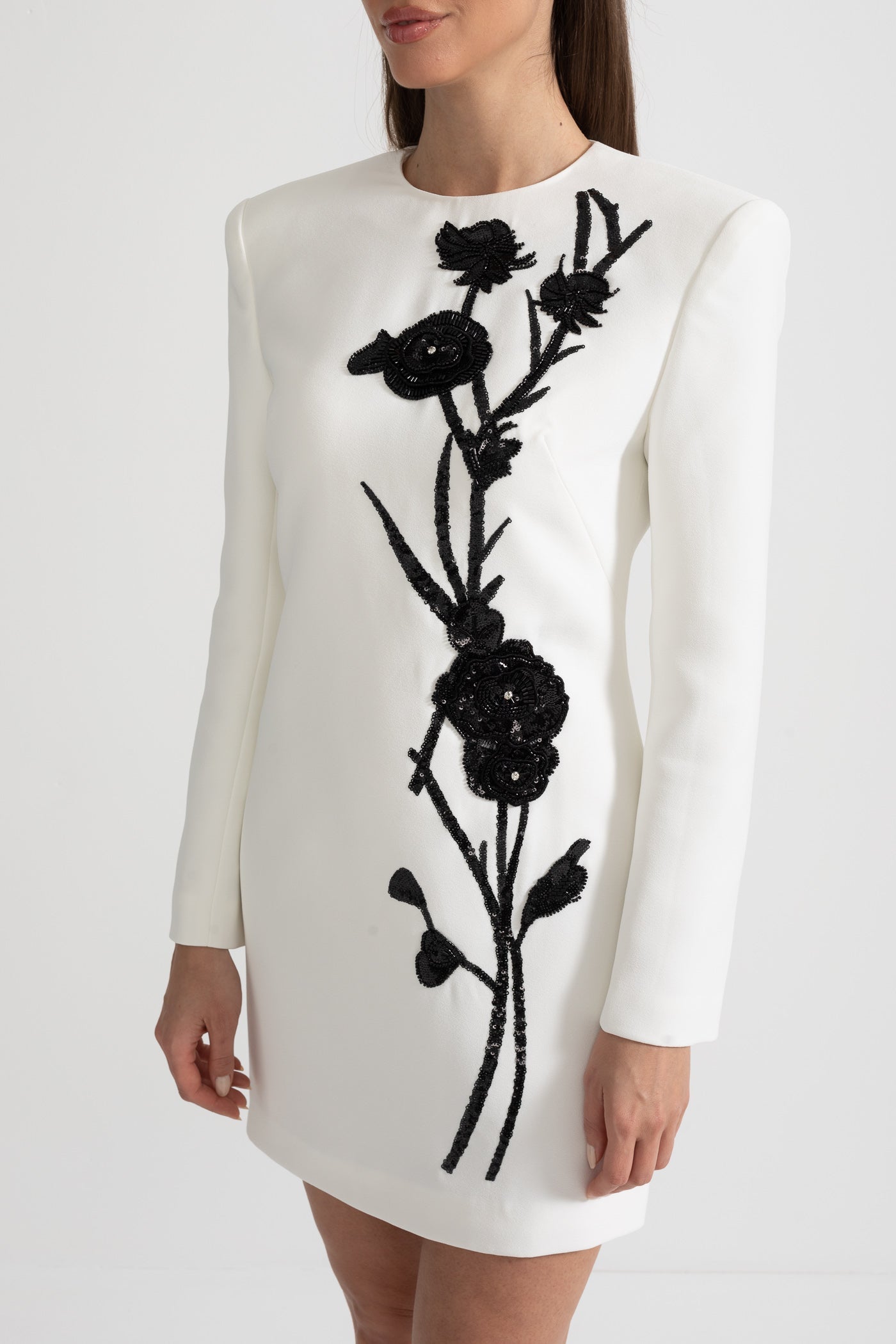 Vestido Mini de Manga Longa com Bordado Floral Contrastante - Branco