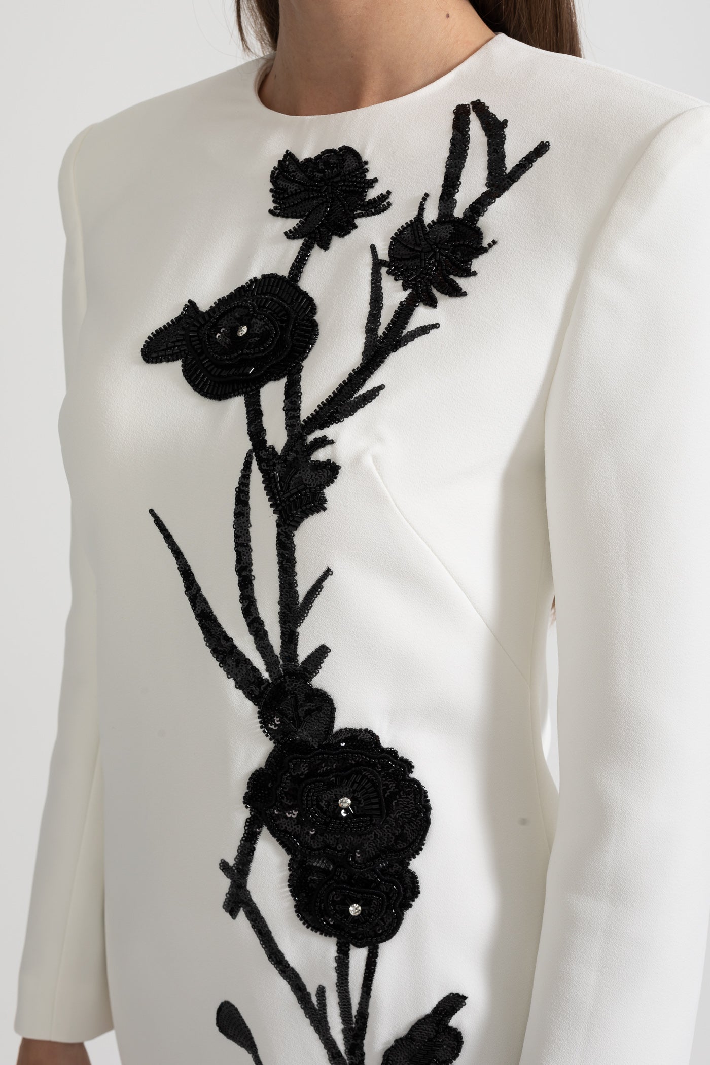 Vestido Mini de Manga Longa com Bordado Floral Contrastante - Branco