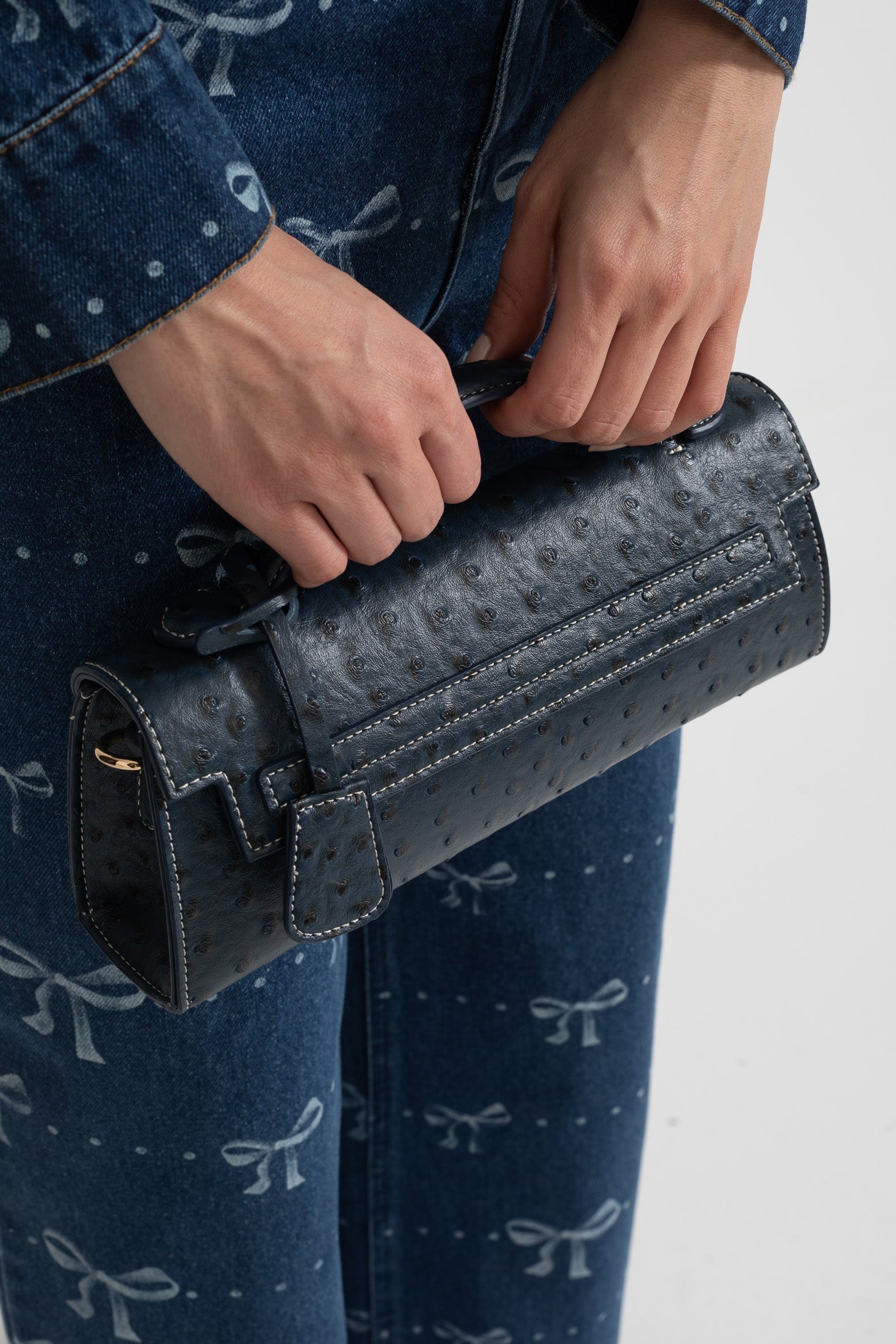 Bolsa Retangular Sofisticada com Padrão de Bolinhas - Azul Escuro