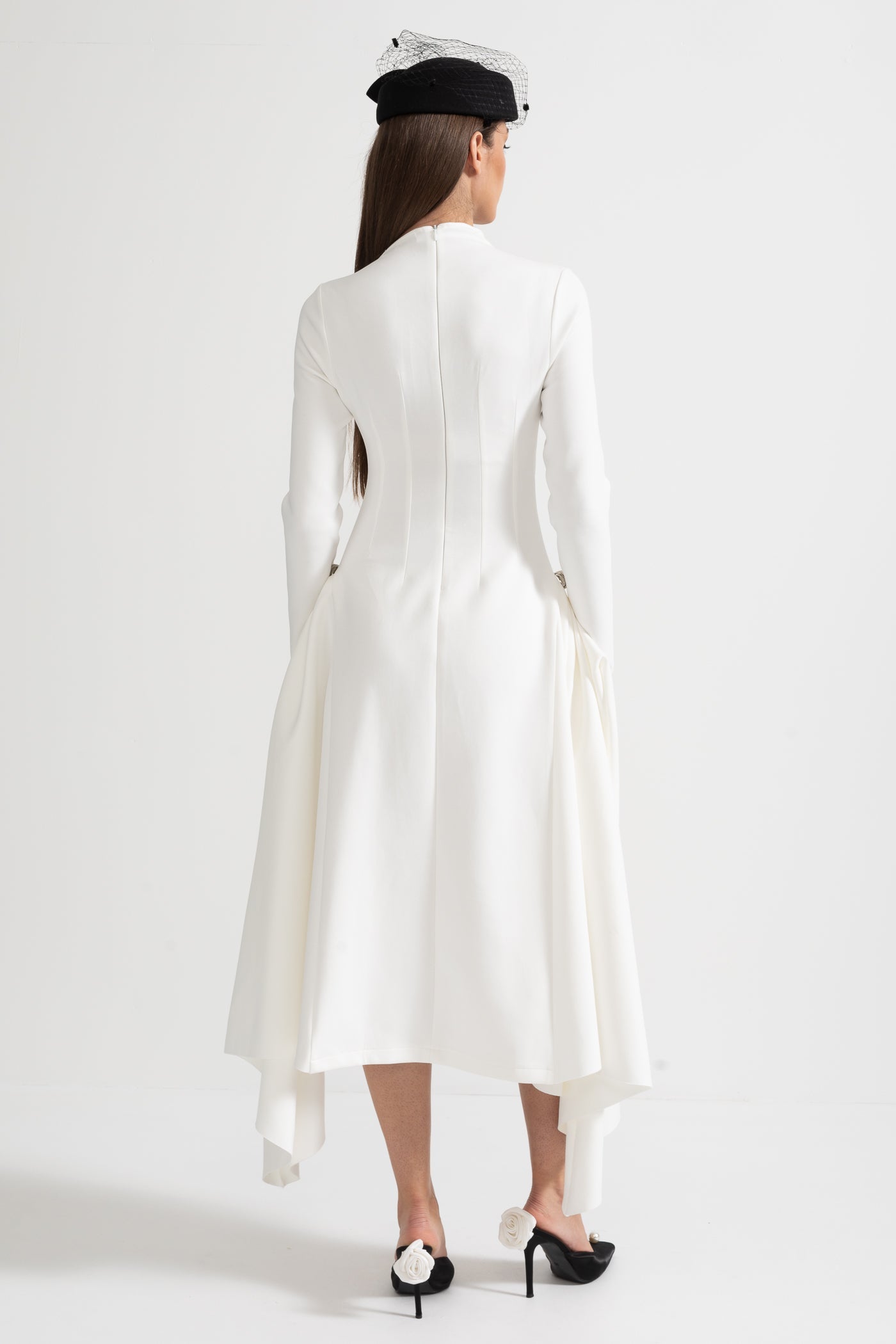 Vestido de Manga Longa com Hemisfério Assimétrico e Silhueta Estruturada - Branco