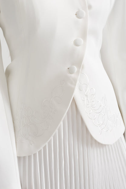Conjunto de Saia Plissada e Casaco Estruturado com Costura Decorativa - Branco