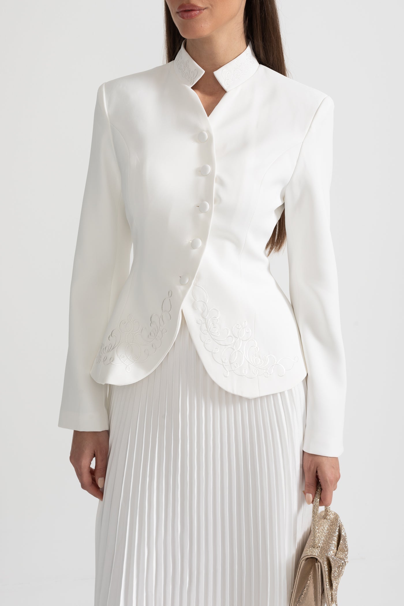 Conjunto de Saia Plissada e Casaco Estruturado com Costura Decorativa - Branco