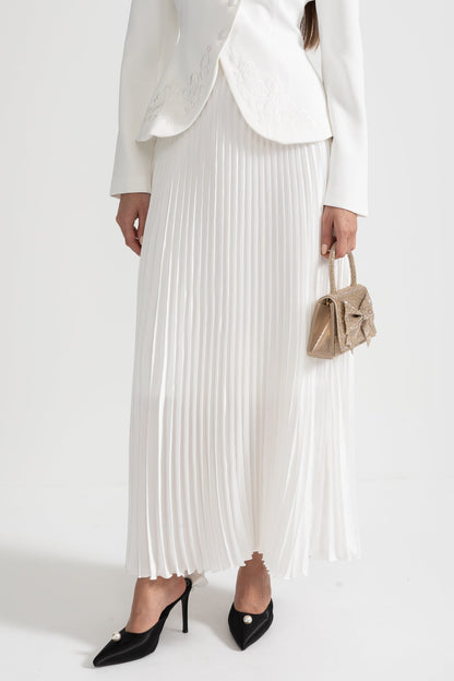 Conjunto de Saia Plissada e Casaco Estruturado com Costura Decorativa - Branco