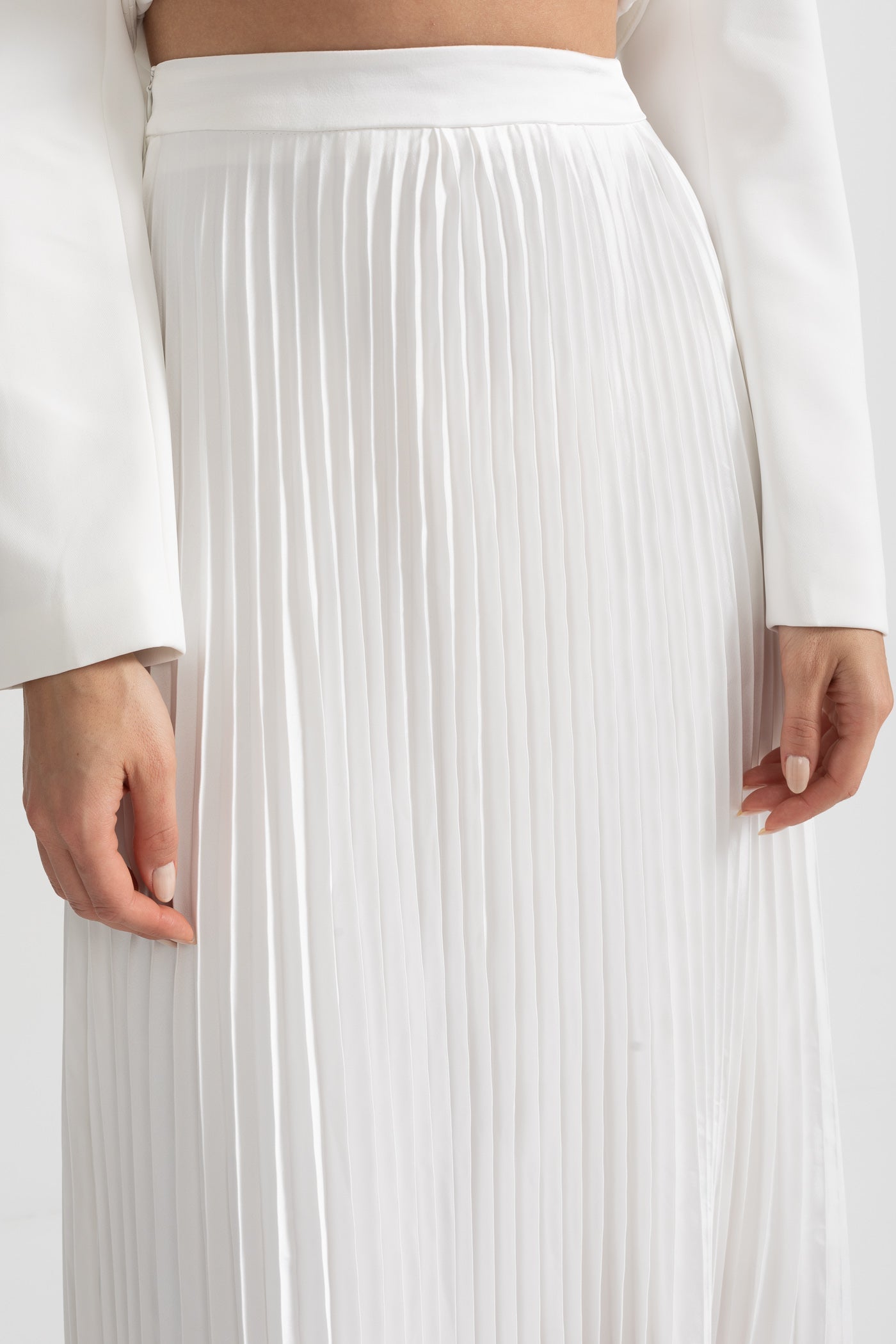 Conjunto de Saia Plissada e Casaco Estruturado com Costura Decorativa - Branco