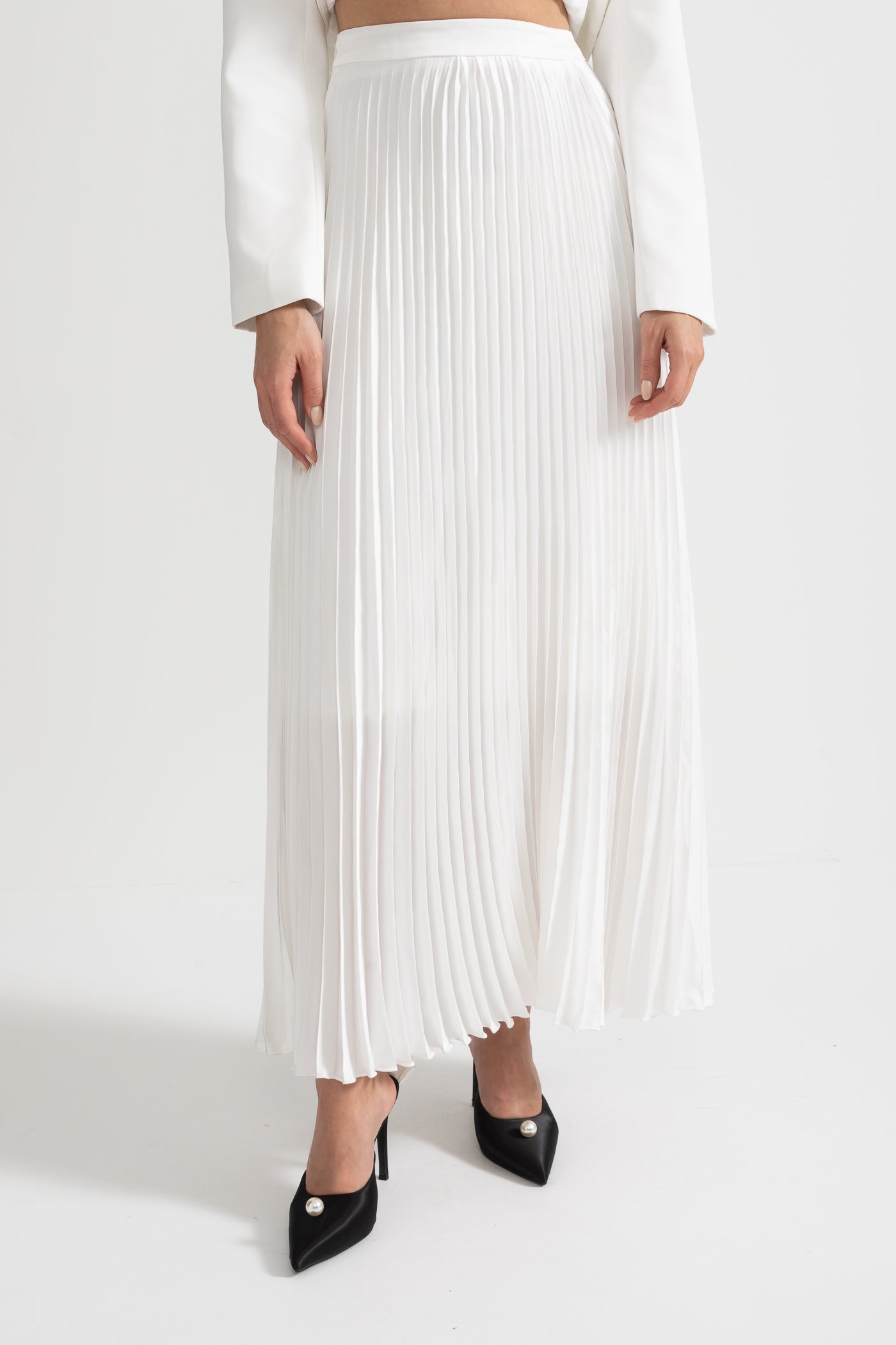 Conjunto de Saia Plissada e Casaco Estruturado com Costura Decorativa - Branco