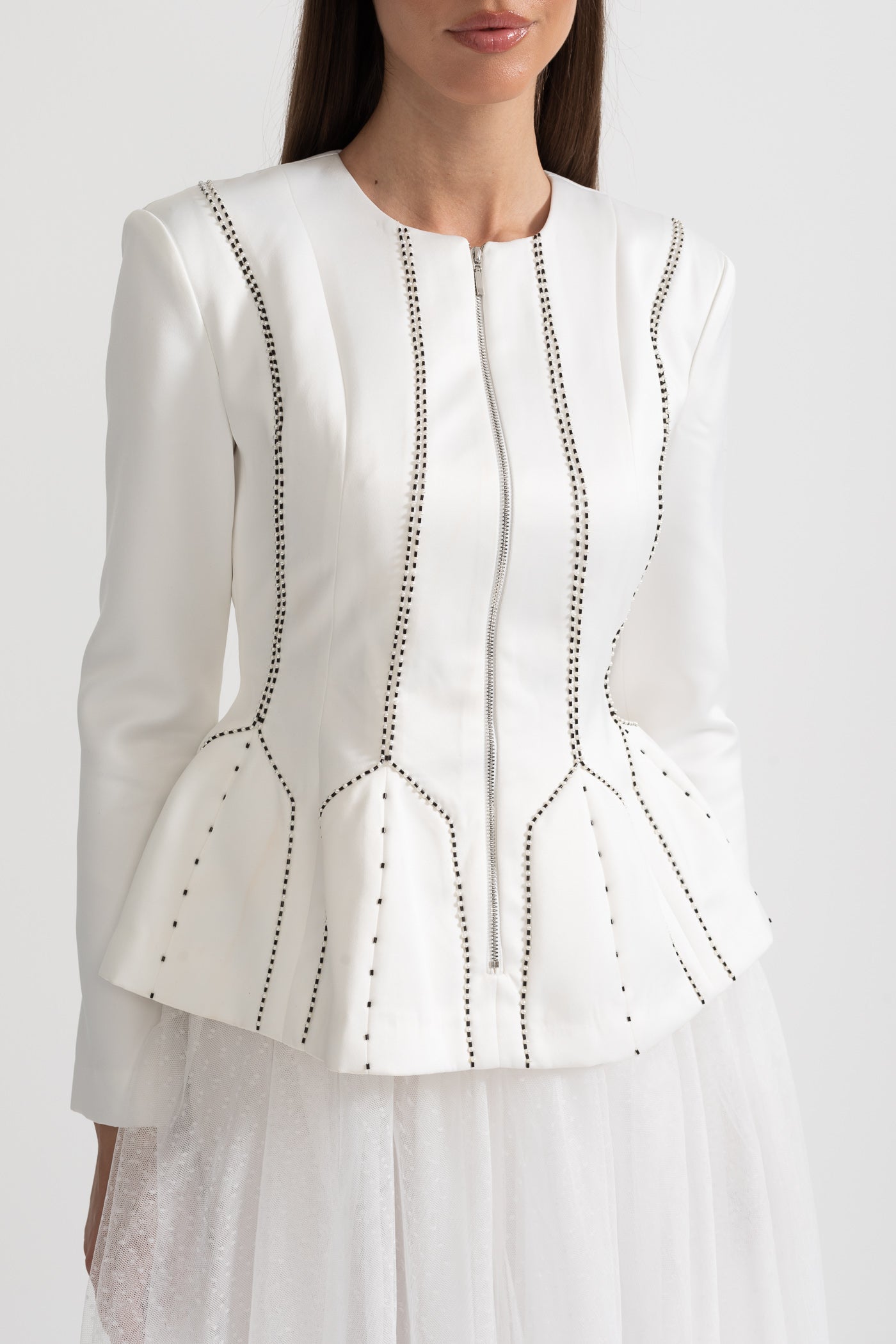 Conjunto de Casaco Peplum e Saia de Tule Transparente com Costuras Estruturadas - Branco