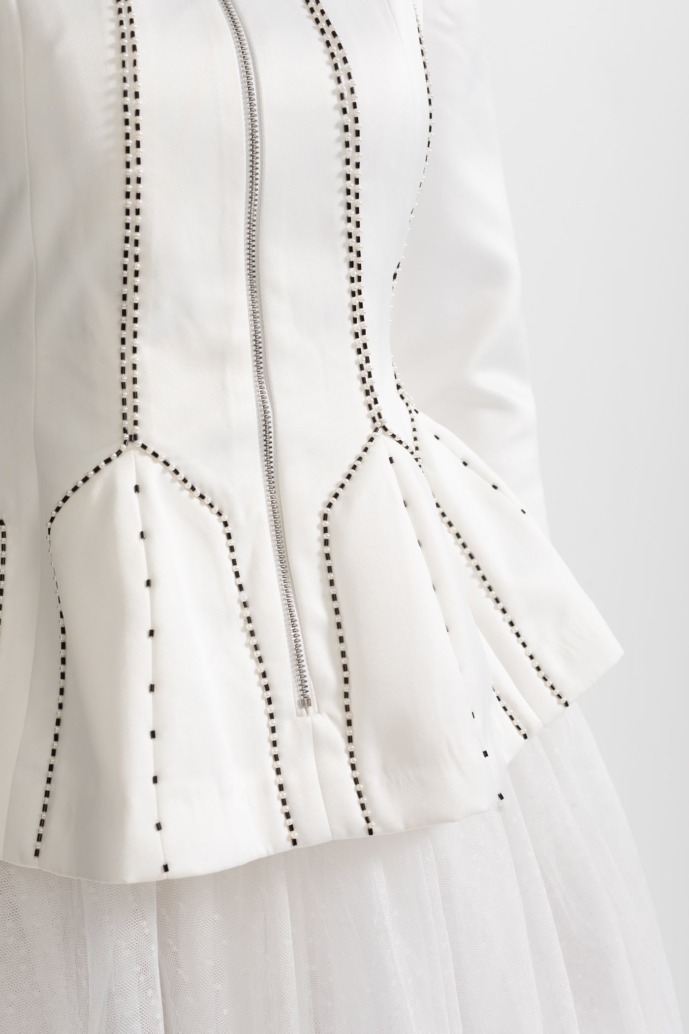 Conjunto de Casaco Peplum e Saia de Tule Transparente com Costuras Estruturadas - Branco