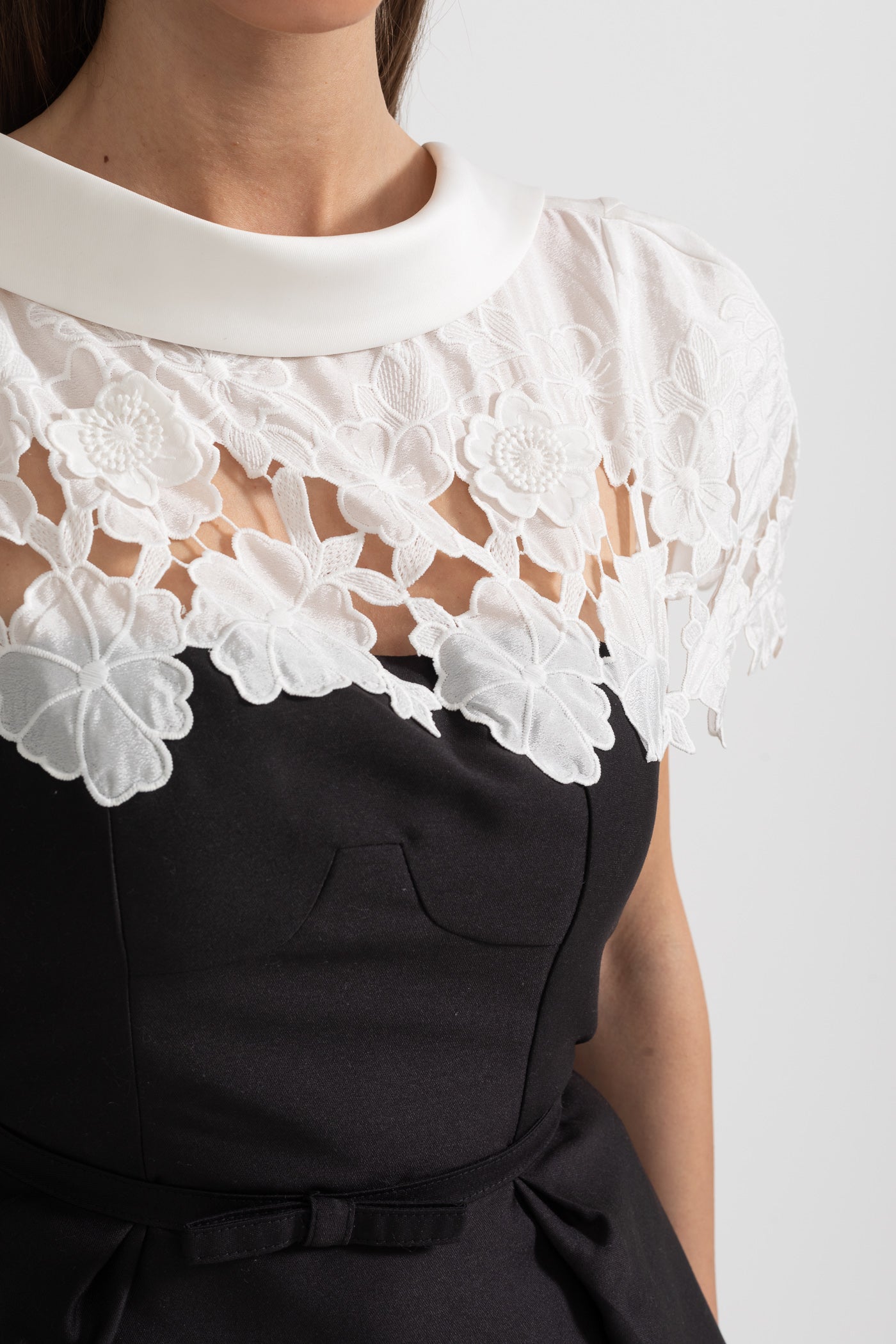 Vestido Midi Elegante com Detalhe de Capa de Renda Floral Contrastante - Preto