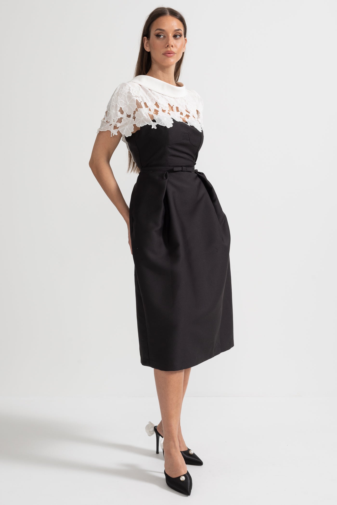 Vestido Midi Elegante com Detalhe de Capa de Renda Floral Contrastante - Preto