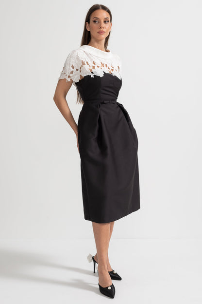 Vestido Midi Elegante com Detalhe de Capa de Renda Floral Contrastante - Preto