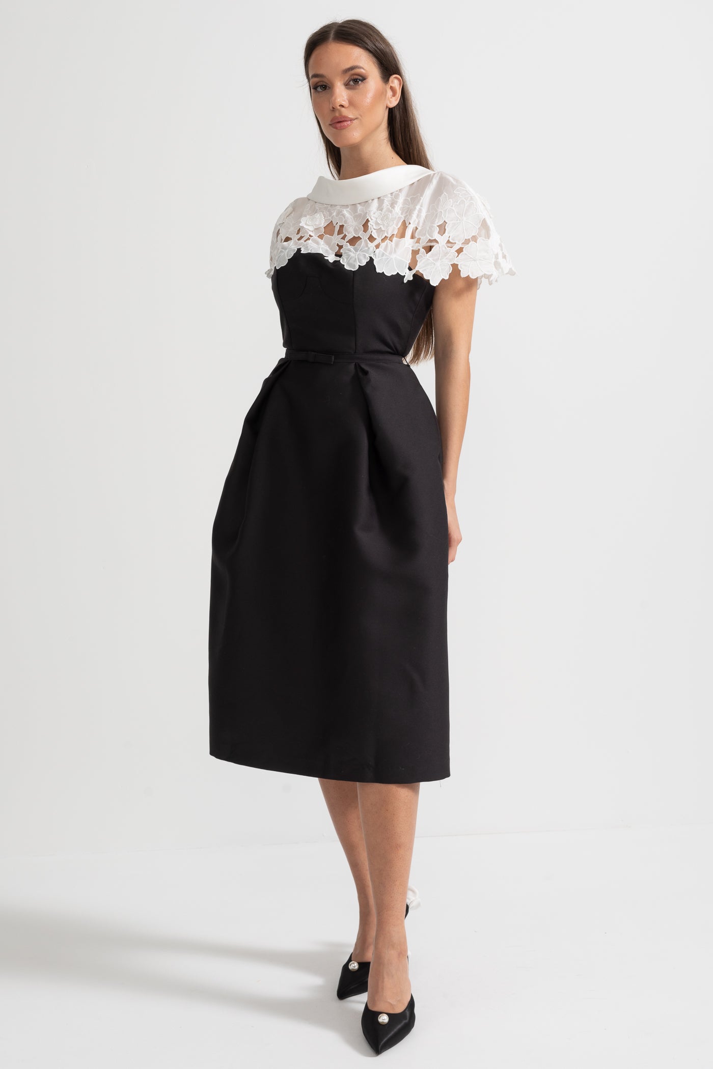 Vestido Midi Elegante com Detalhe de Capa de Renda Floral Contrastante - Preto