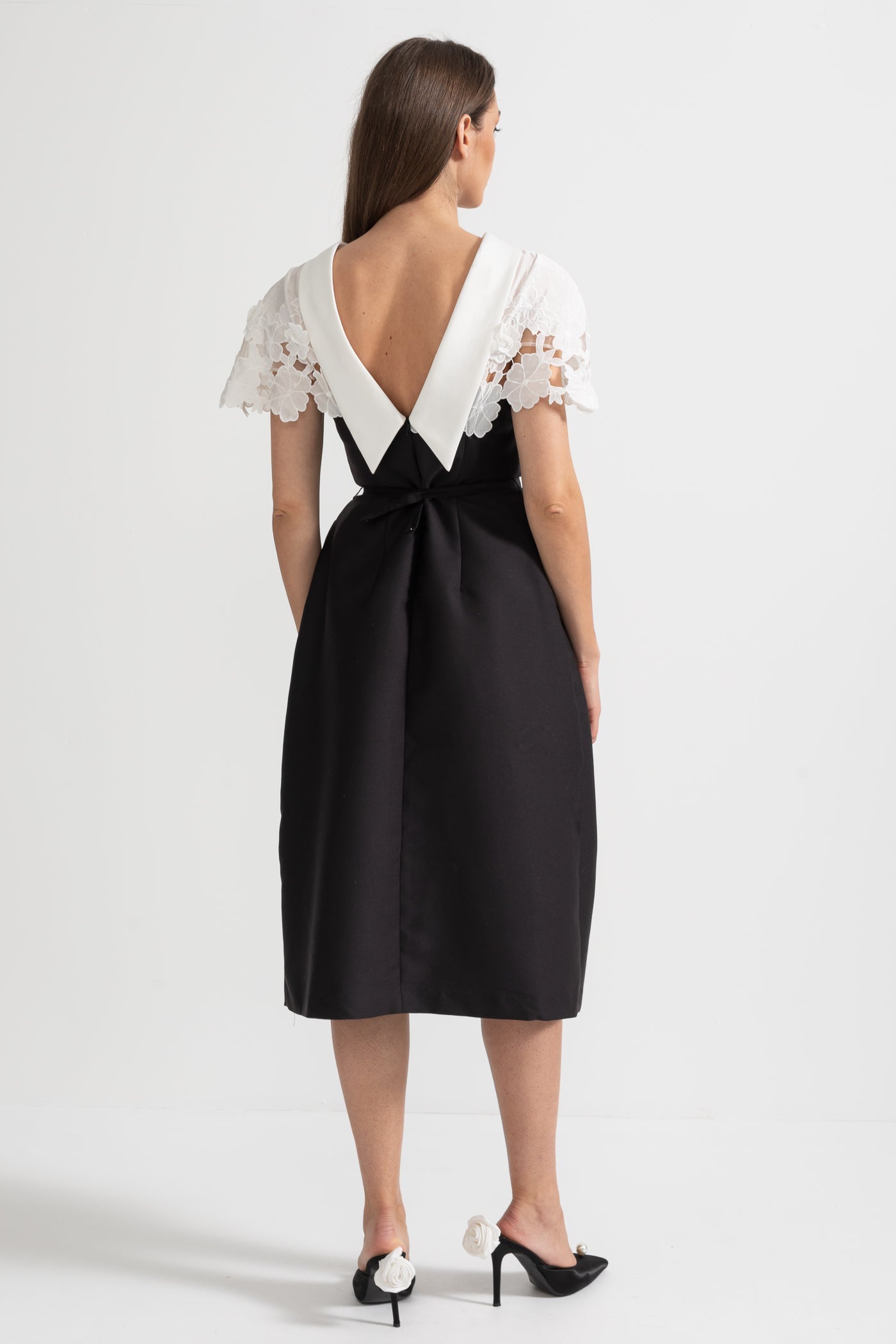 Vestido Midi Elegante com Detalhe de Capa de Renda Floral Contrastante - Preto