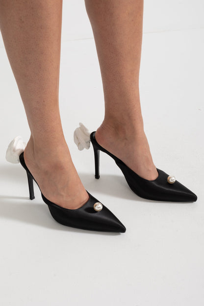Sapatos de Salto Satinados com Detalhe de Pérola e Flor de Organza - Preto