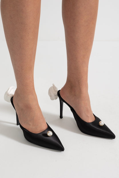 Sapatos de Salto Satinados com Detalhe de Pérola e Flor de Organza - Preto