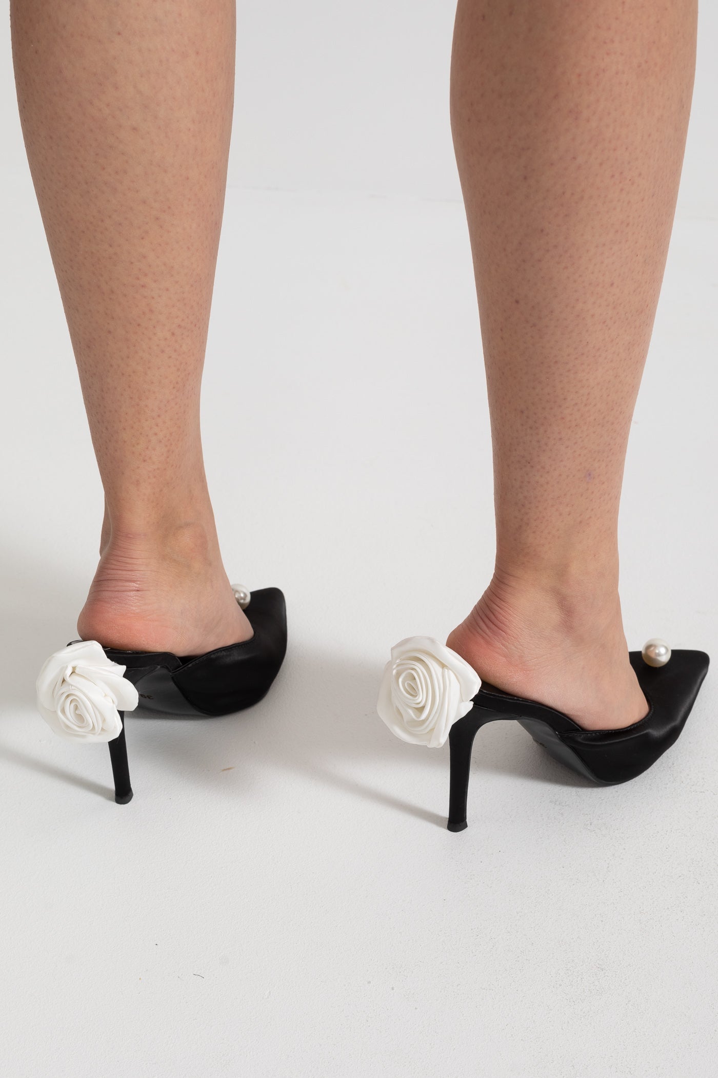 Sapatos de Salto Satinados com Detalhe de Pérola e Flor de Organza - Preto