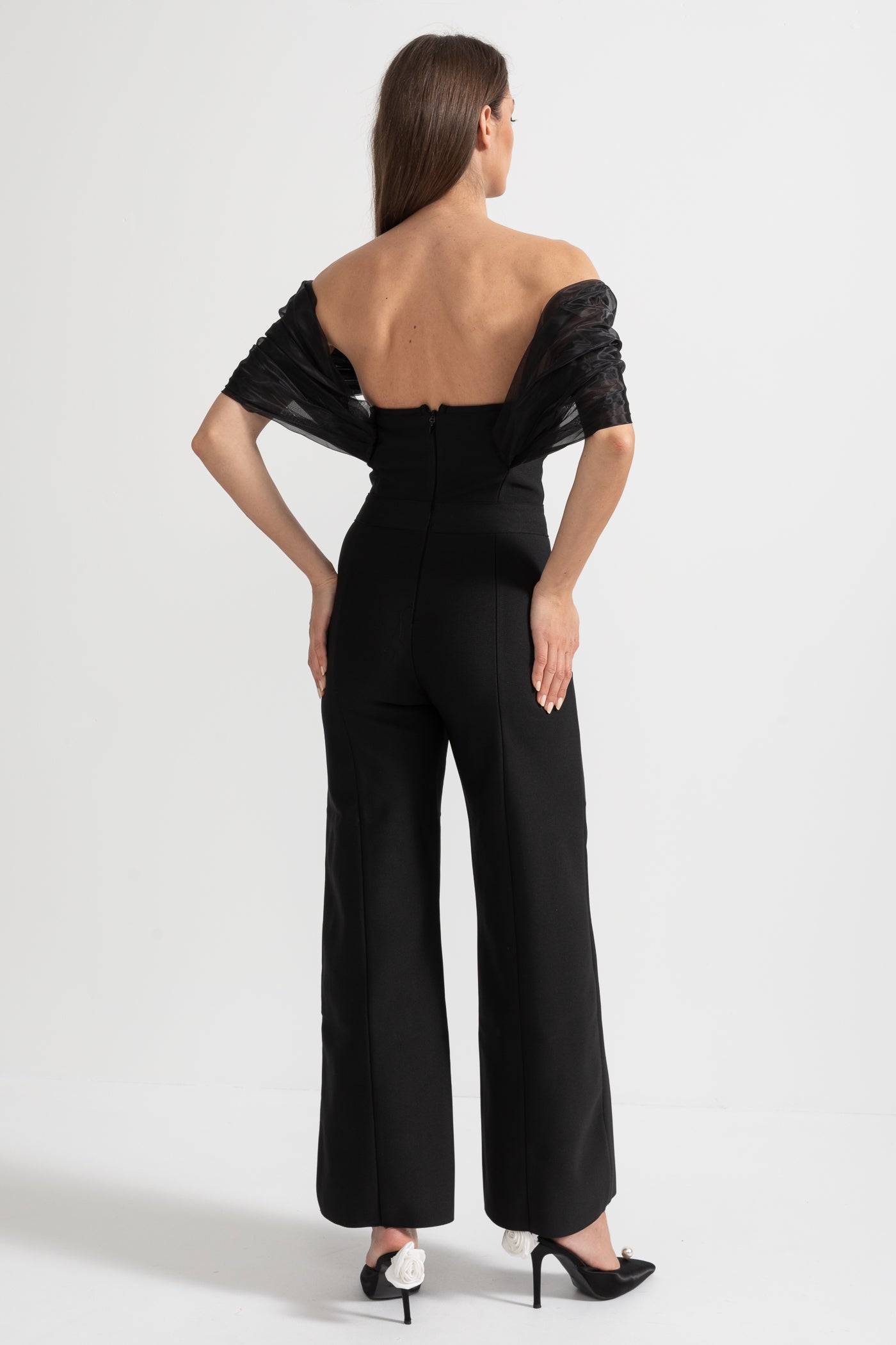Macacão Off-Shoulder com Detalhes Transparentes Drapados - Preto