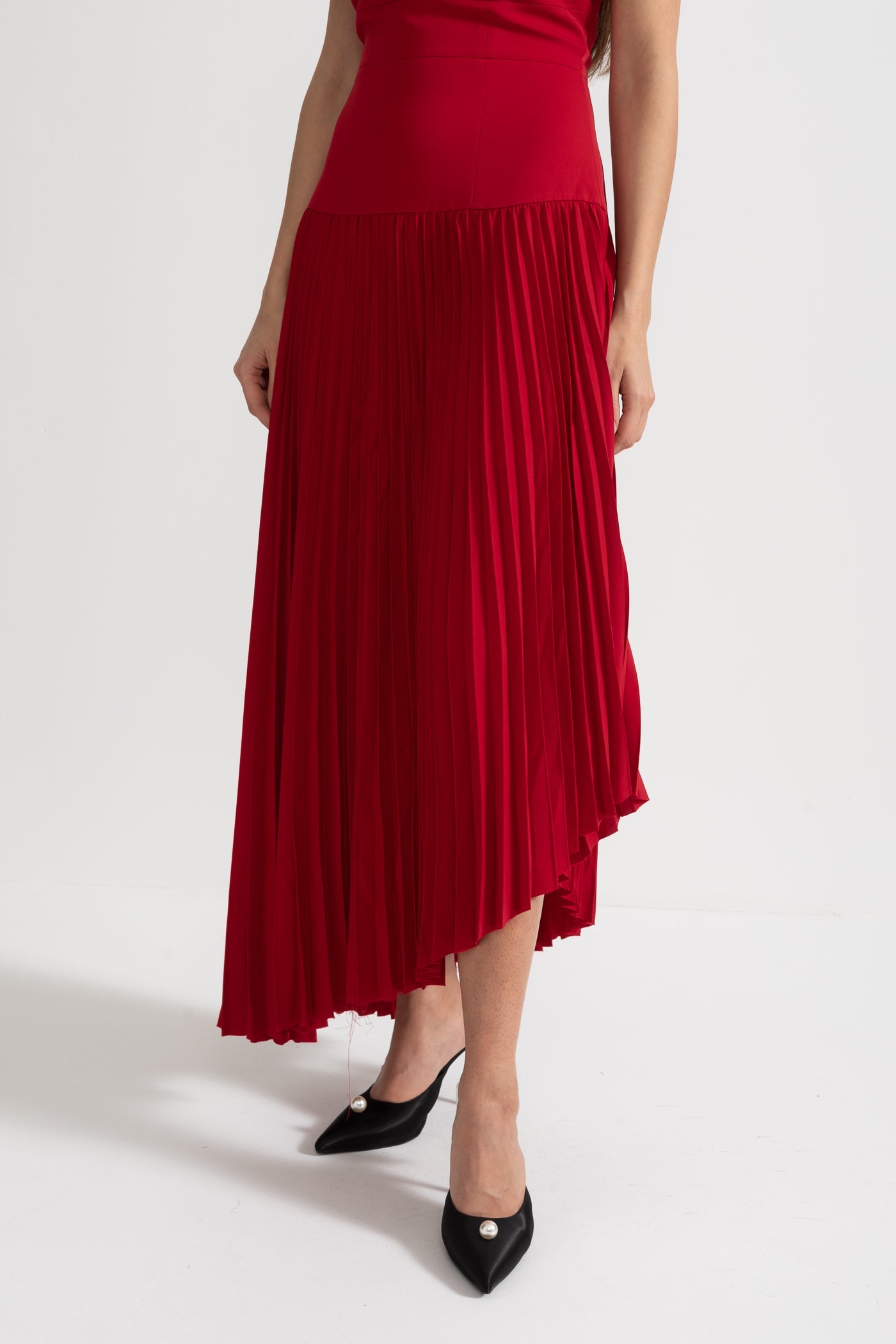 Vestido Midi Plissado com Capa de Ombro Removível Decorada - Vermelho