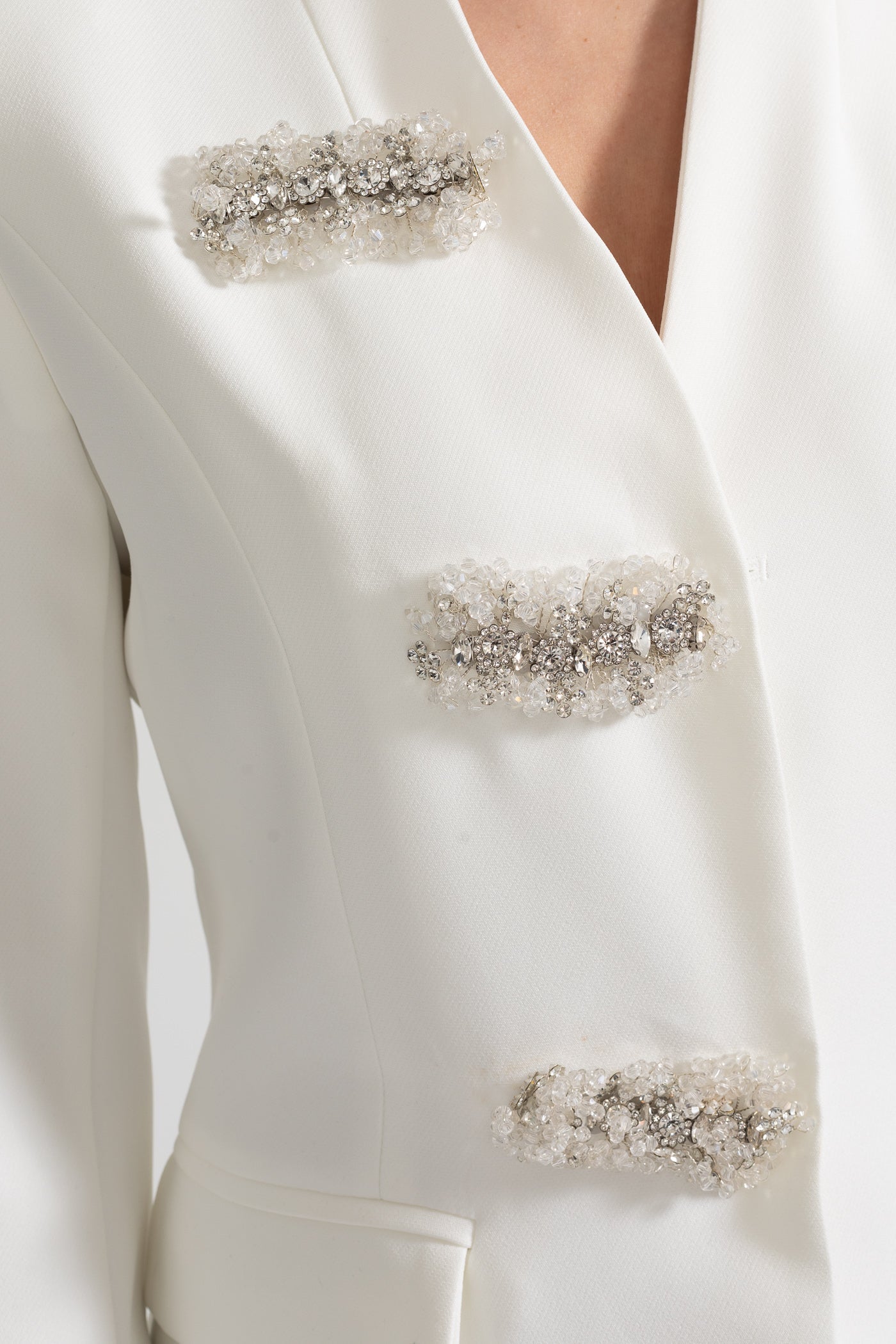 Blazer Sob Medida Com Ombros Estruturados E Fechos Florais Prateados - Branco