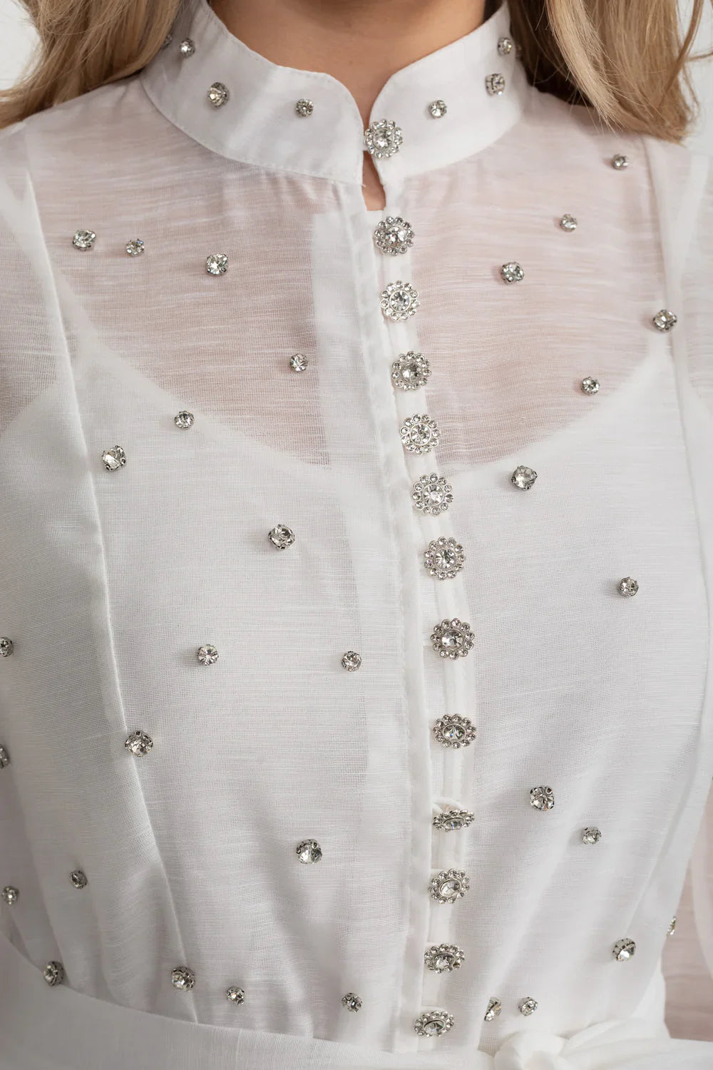 Vestido Elegante Com Mangas Bufantes Longas, Gola Alta E Enfeites Brilhantes - Branco
