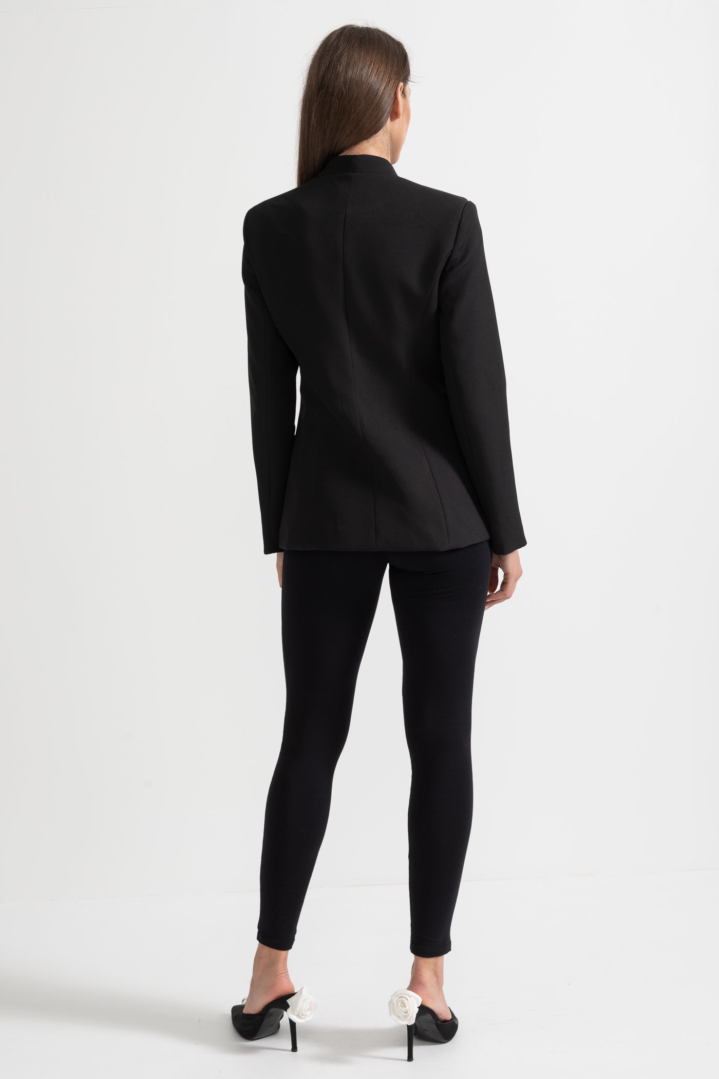 Blazer Sob Medida Com Ombros Estruturados E Fechos Florais Prateados - Preto